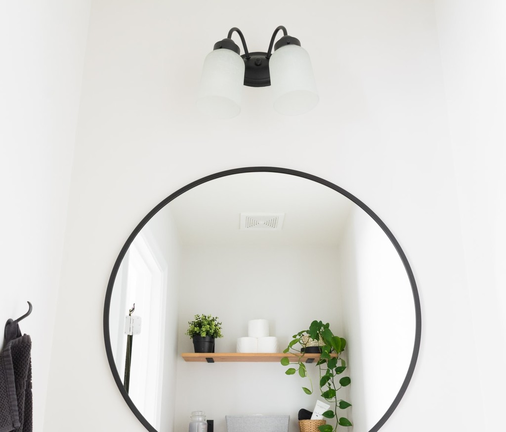 Antes y después de un baño después de pintar las paredes