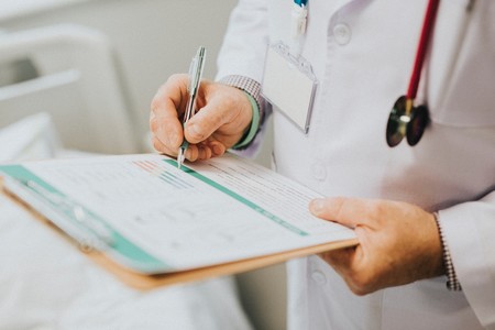 Situaciones que hacen enfadar a los médicos de urgencias, el hilo viral de un pediatra que ha causado polémica en redes