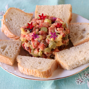 Receta de tartar de salchichón de Málaga, el aperitivo perfecto para iniciar un buen menú