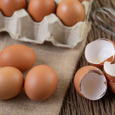 Los expertos en seguridad alimentaria coinciden: por qué nunca debes lavar los huevos antes de meterlos en la nevera 