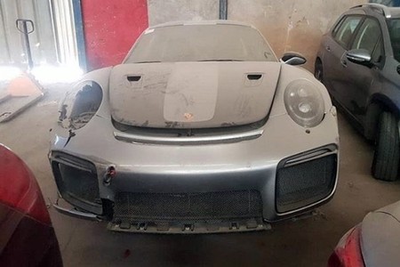 De los récords al olvido: un minuto de silencio por este Porsche 911 GT2 RS accidentado y abandonado