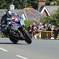 Ian Hutchinson suma y sigue con la victoria de Superstock en el IOMTT 2017