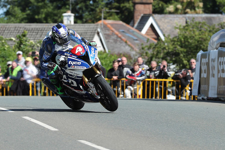 Ian Hutchinson suma y sigue con la victoria de Superstock en el IOMTT 2017