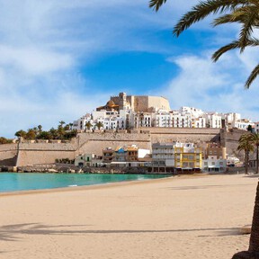 El pueblo pesquero del Mediterráneo perfecto para ver el eclipse solar: pescado fresco, playas turquesa y un casco antiguo muy medieval