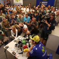 Valentino Rossi, Jorge Lorenzo, Marc Márquez y Dani Pedrosa hablan antes de la carrera de Valencia