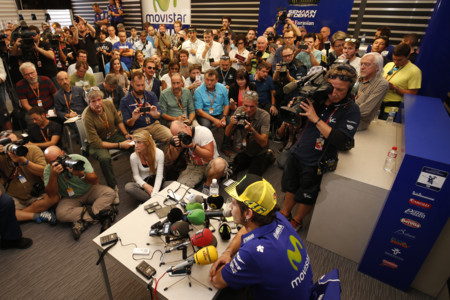 Valentino Rossi, Jorge Lorenzo, Marc Márquez y Dani Pedrosa hablan antes de la carrera de Valencia