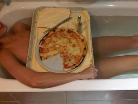 Katy Perry, twitter, la bañera y la pizza
