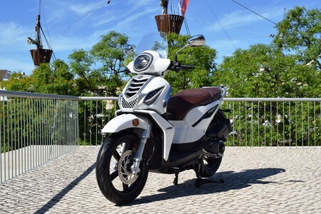 Motohispania Fasty 125: un scooter de rueda alta español con 13 CV y dos modos de conducción, por 3.545 euros