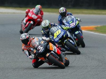 Max Biaggi reta a Valentino Rossi en Superbikes. ¿Por la boca muere el pez?