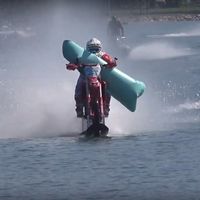 ¡104 km/h en moto sobre el agua! Luca Colombo bate otro increíble récord Guinness