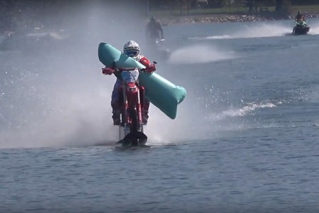 ¡104 km/h en moto sobre el agua! Luca Colombo bate otro increíble récord Guinness
