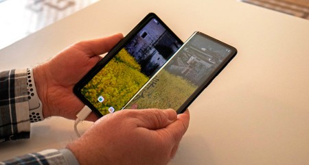 Primer contacto con los plegables de TCL: un móvil que se dobla en tres partes y una pantalla extensible