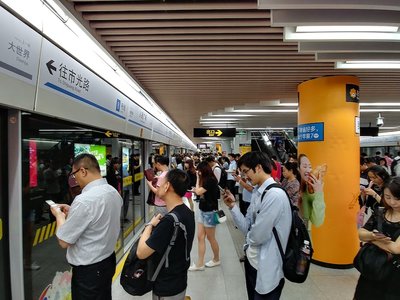 China se convierte en 'Black Mirror': los ciudadanos con bajo "Crédito Social" no podrán usar aviones ni trenes