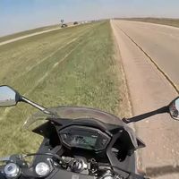Cinco consejos para sobrevivir al viento en moto que aprendimos de este motorista con suerte