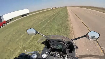 Cinco consejos para sobrevivir al viento en moto que aprendimos de este motorista con suerte