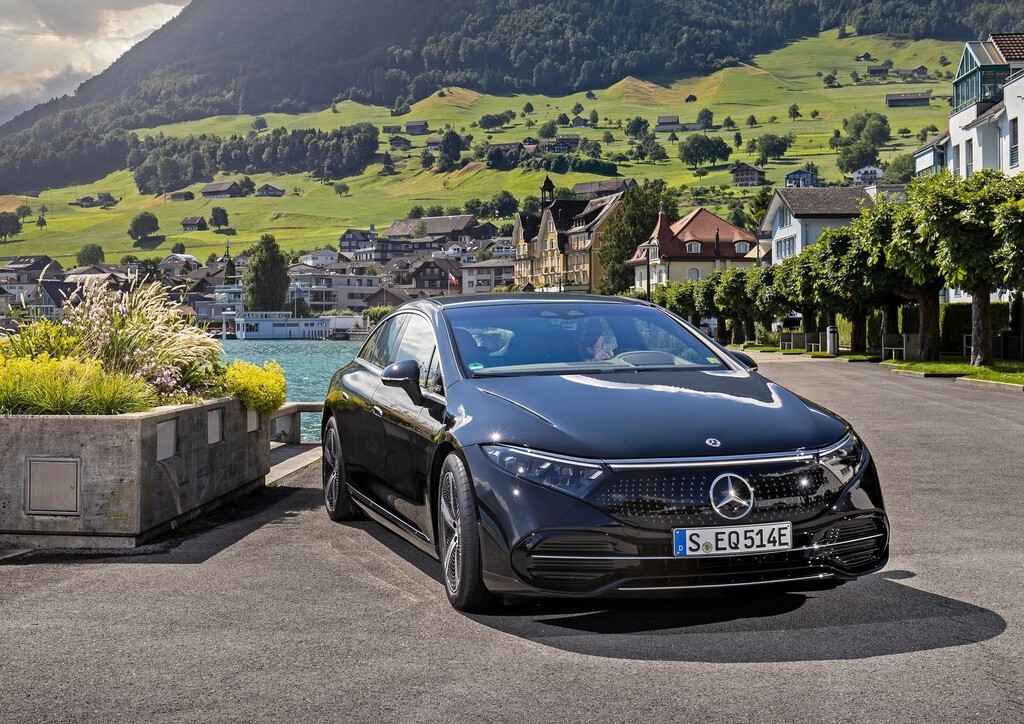El coche eléctrico no es para millonarios: el Mercedes EQS se estrella en ventas ante un cliente fiel a la gasolina 
