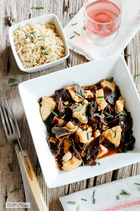 Pollo salteado con champiñones negros. Receta saludable