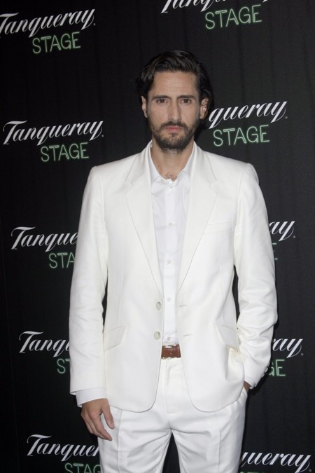 ¿Sí o no al traje blanco con camisa blanca de Juan Diego Botto?