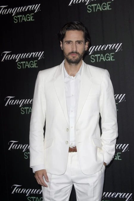 ¿Sí o no al traje blanco con camisa blanca de Juan Diego Botto?