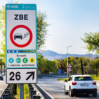 Barcelona va a prohibir la etiqueta B para más de un millón de coches en Cataluña: Madrid, mientras tanto, hace justo lo contrario