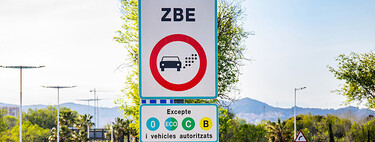 Barcelona va a prohibir la etiqueta B para más de un millón de coches en Cataluña: Madrid, mientras tanto, hace justo lo contrario