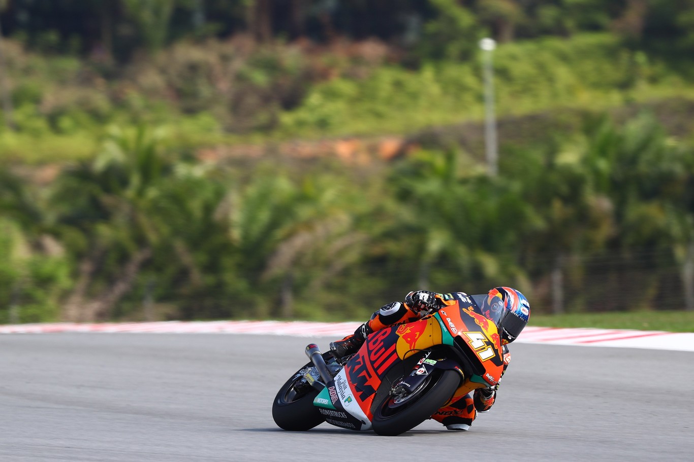 Brad Binder gana en Malasia pero no puede evitar que Álex Márquez sea campeón del mundo de Moto2