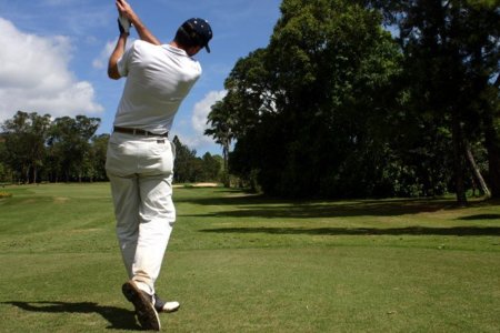 Si juegas al golf, cuida también tu espalda