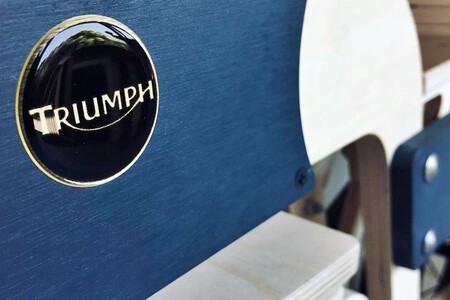 Dos Ninos Se Dan A La Fuga Con Sus Motos Infantiles De Juguete 003