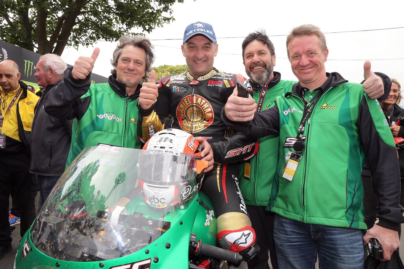 Con 45 años algunos se quedan en el sofá, Michael Rutter sigue ganando en la élite de las road race