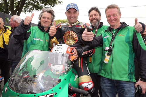 Con 45 años algunos se quedan en el sofá, Michael Rutter sigue ganando en la élite de las road race