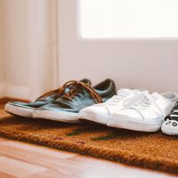 Los científicos avisan sobre entrar a casa con los zapatos de la calle: pueden tener cientos de miles de bacterias por centímetro cuadrado