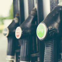 Las gasolineras estrenan cartel para que sepas cuántos euros gastarás por cada 100 kilómetros (pero está mal)