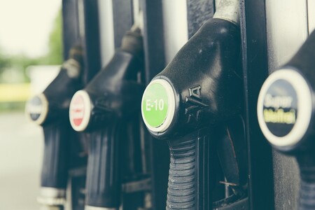Las gasolineras estrenan cartel para que sepas cuántos euros gastarás por cada 100 kilómetros (pero está mal)