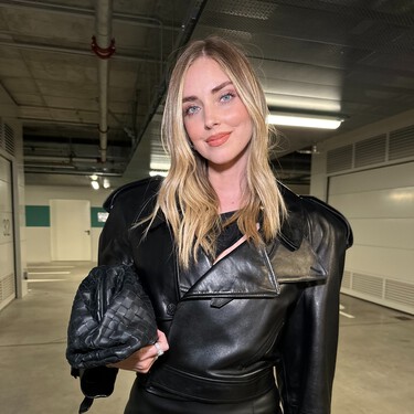 Estas chaquetas de cuero conviven con las bomber y las parkas y son un must para llevar con vestidos de punto