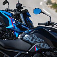 El contraataque de Suzuki a las trail de carretera se llama GSX-8T, y viene con una hermanita radical bajo el brazo 