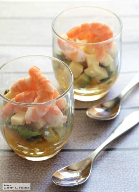 Vasitos de aguacate, mango y queso con langostinos en formato trifle. Receta ligera