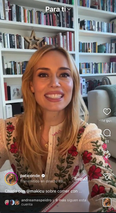 Un salón lleno de libros.