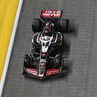 Fernando Alonso vio todo el rato por el retrovisor este finde el logo de un RPG de fantasía que llega en octubre. Metaphor: ReFantazio patrocinó a Haas en Singapur