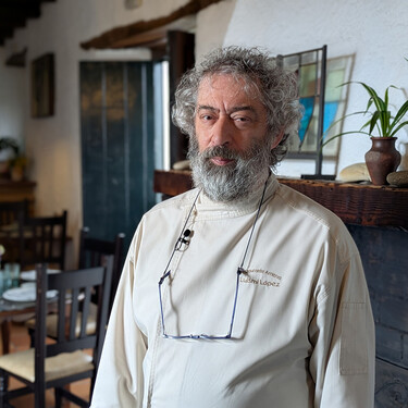 En 1977 compró una casa de su pueblo para hacer un restaurante y le tacharon de loco. Ahora es la referencia para comer bien en la Sierra de Aracena 