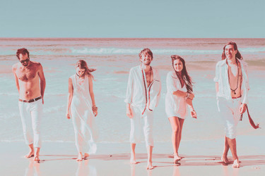 ¿Hay una mejor forma de empezar un finde de verano que con una nueva canción de Crystal Fighters? 