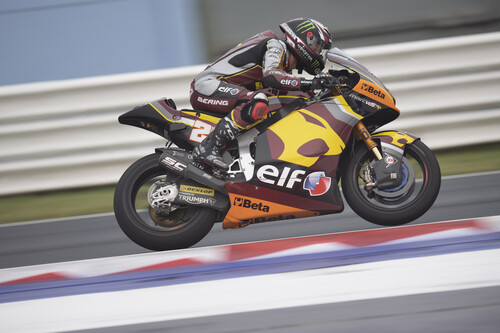 Sam Lowes gana en Misano y Raúl Fernández desperdicia un día malo de Remy Gardner con una extraña caída