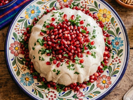 Cómo hacer una gelatina de nogada con leche evaporada y granada: lleva pocos ingredientes y es perfecta para la temporada