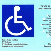 Usar indebidamente una tarjeta de aparcamiento para personas con movilidad reducida no es delito, según la Justicia