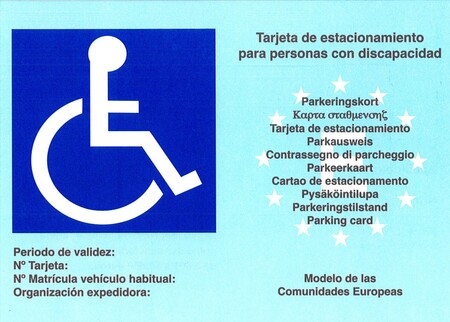 Usar indebidamente una tarjeta de aparcamiento para personas con movilidad reducida no es delito, según la Justicia