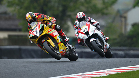 British Superbikes 2012: Chris Walker pone el show mientras Tommy Hill lidera la clasificación