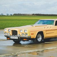 Alguien en los setenta decidió hacer un coche con un motor de avión V12 de 27 litros. Ahora te lo puedes comprar si tienes un garaje XXL