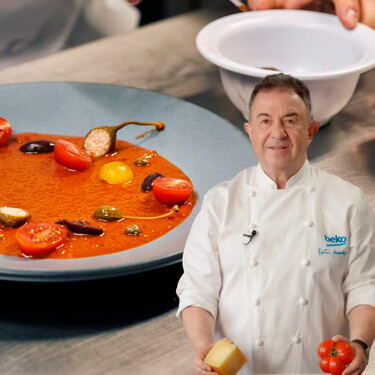 Caliente o fría, esta sopa de tomate de Martín Berasategui se resuelve en media hora y con un poco de queso para tener un primer plato infalible 
