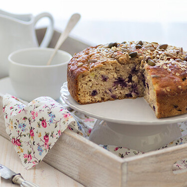 Receta de bizcocho integral jugoso con fruta, para una merienda dulce y nutritiva