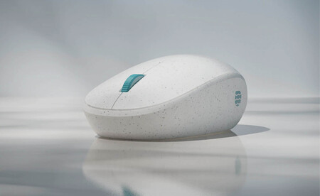 Ocean Plastic Mouse: así es el ratón sostenible de Microsoft creado con plásticos reciclados recogidos de mares y océanos