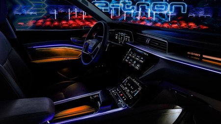 Audi e-tron, su futurista habitáculo, al descubierto